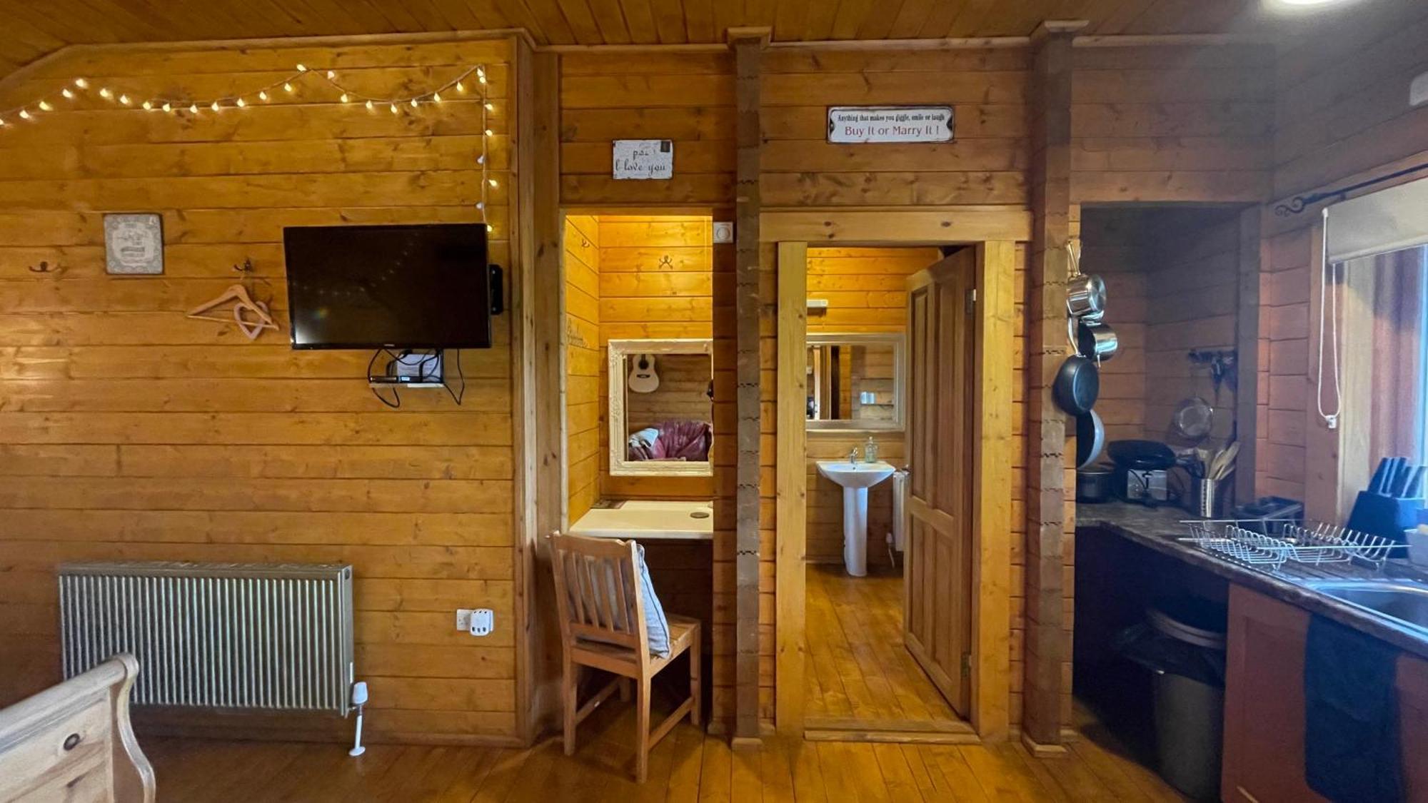 Blossom Cabin - Little Log Cabin In Wales Newtown  Exterior photo